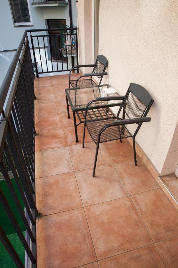 2B Pechackova Family Apartment With Balcony By The River 布拉格 外观 照片
